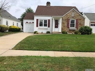 96 Krug Pl, Mineola, NY 11501