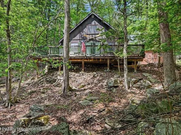 1031 Canary Ln, Lake Ariel, PA 18436