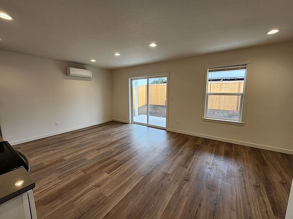4th image of 1006 Peach Rd Units A & B