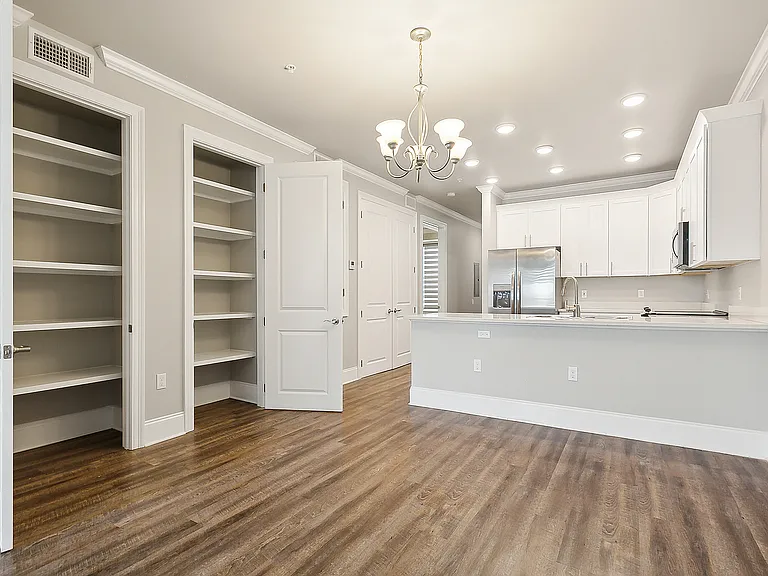 Lakeshore Condominium — Photo 8