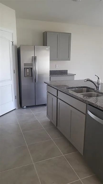 4 bed, 2.0 bath, 1828 sqft, $2,300 — Photo 2