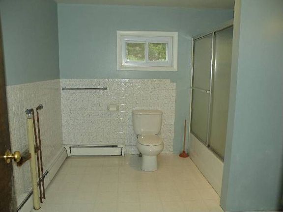 1st floor bath w/laundry