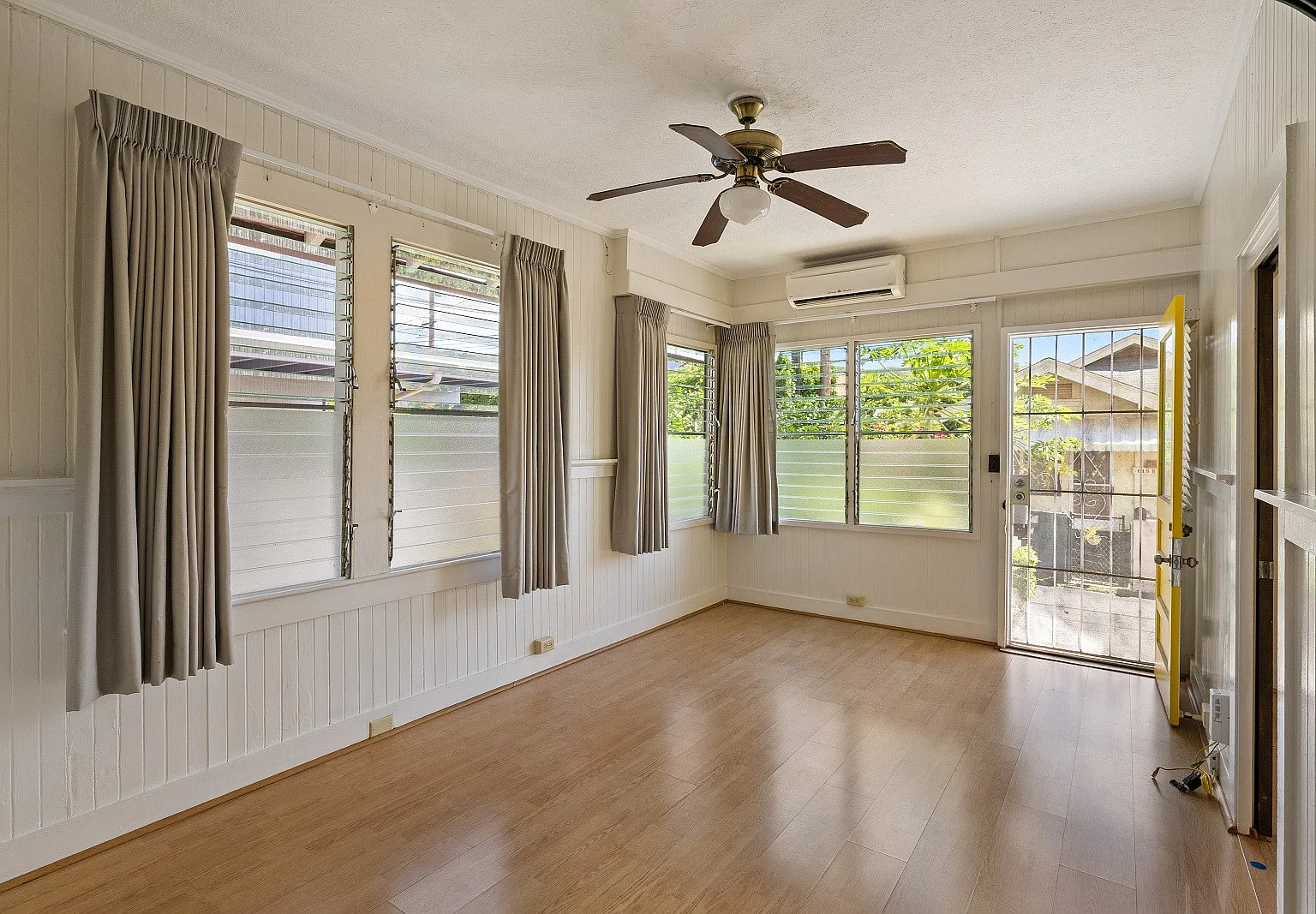 3-bedroom, 2-bath single-family home with a covered porch and parking. Ideally located near Diamo... — Photo 1