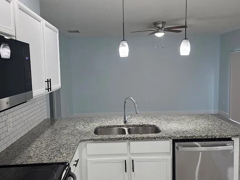 818 Mountbatten Ln — Photo 8