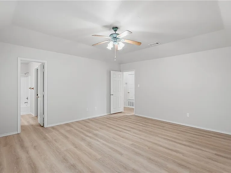 821 Benning — Photo 19
