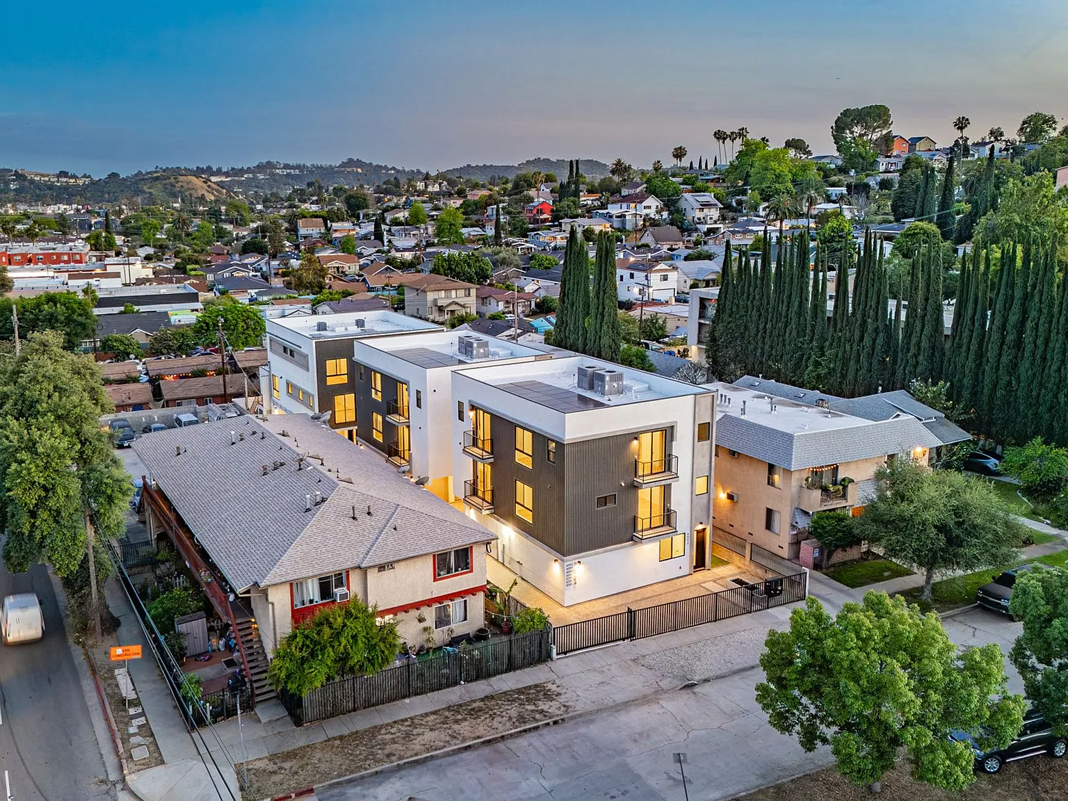 Rare Brand New Luxury Townhomes in Trendy Highland Park — Photo 3
