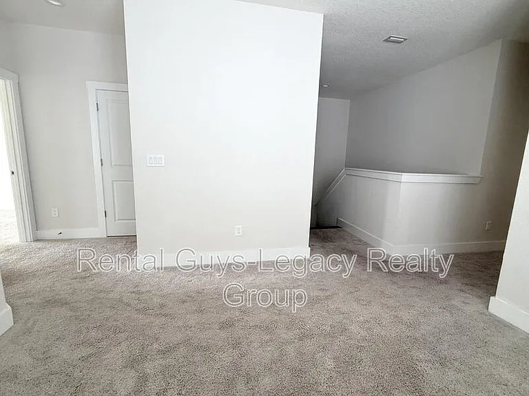 409 Crestview Dr — Photo 8