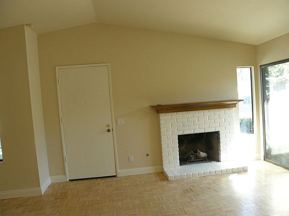 Fireplace, Vaulted ceilings