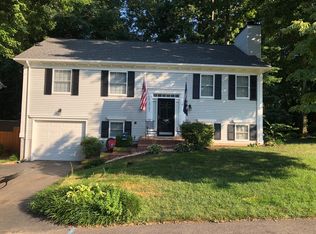 10121 Schoolhouse Woods Ct, Burke, VA 22015