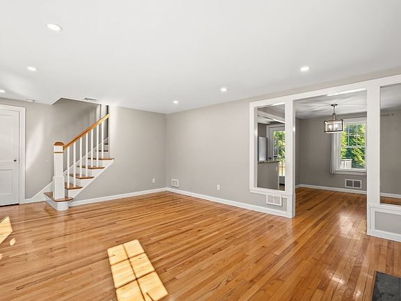 4th image of 84 Conrad St