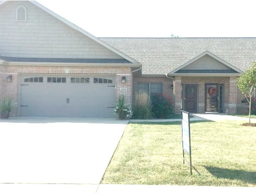 2639 E Meadows Ct photo 1