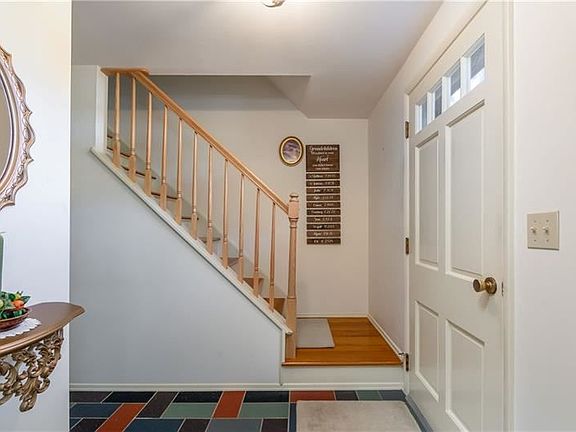 4th image of 213 Woodbury Dr