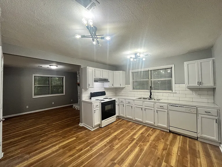 1018 W 29th St — Photo 3