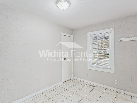 4th image of 933 N Parkwood Ln