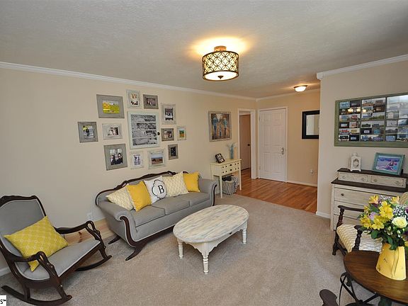 3rd image of 609 Great Glen Ct