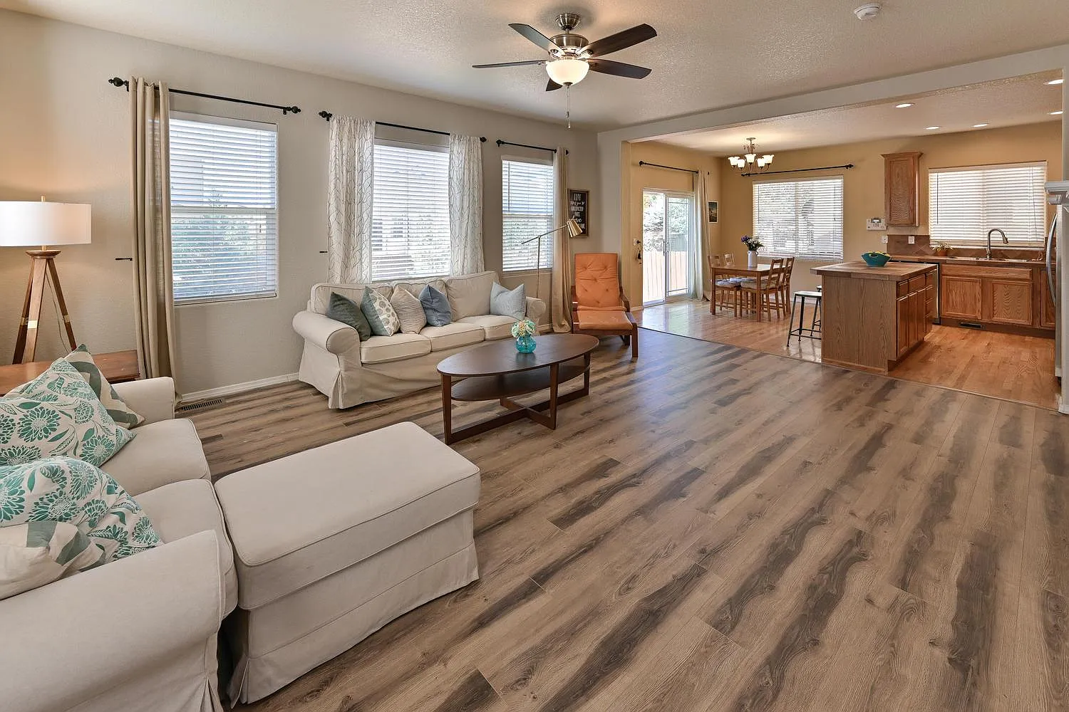 4 bed, 3.5 bath, 2425 sqft, $2,300 — Photo 4