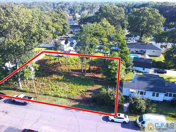 77 Elm St, Spotswood, NJ 08884