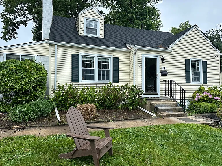 16 Pilgrim Dr — Photo 1
