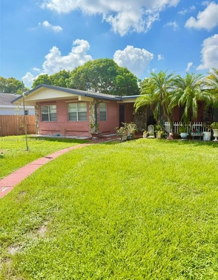 Broward Gardens — Photo 2