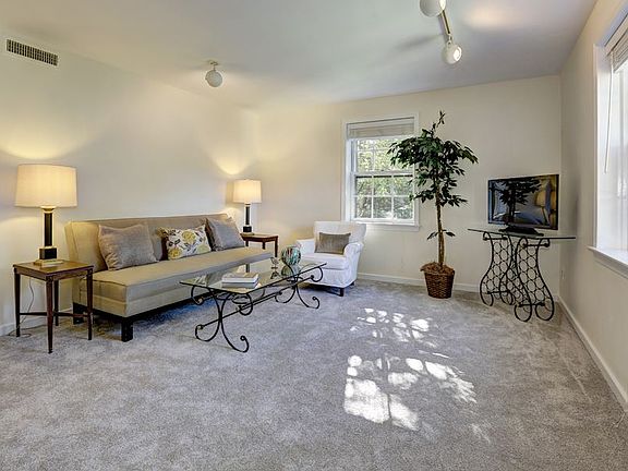 Sunny spacious Living Room