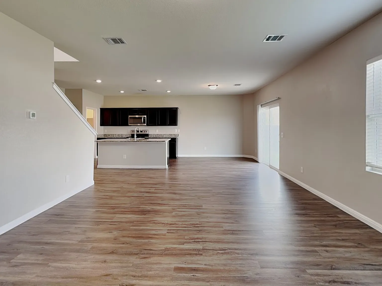 4 bed, 2.5 bath, 2338 sqft, $2,135 — Photo 4