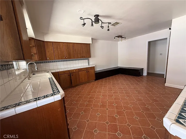 5055 Lincoln — Photo 3