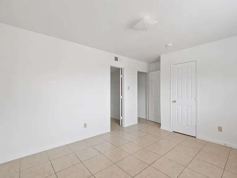 La Paloma Village Apartments — Photo 9