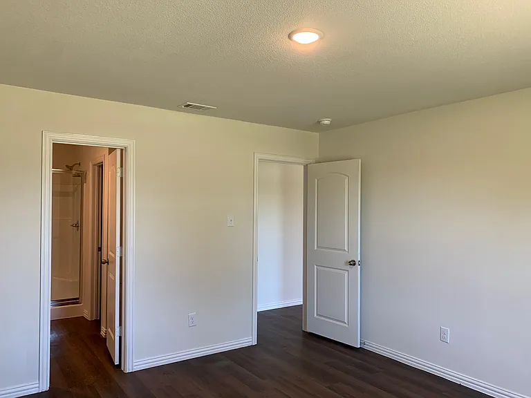 413 E Hull St — Photo 33
