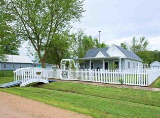 305 S Illinois St, Green Ridge, MO 65332