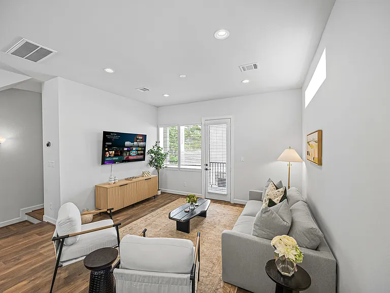 1402 Cleburne St — Photo 3