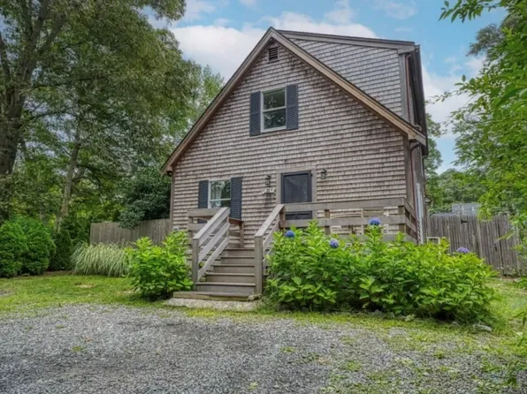 33 Menahan St, Oak Bluffs, MA 02557