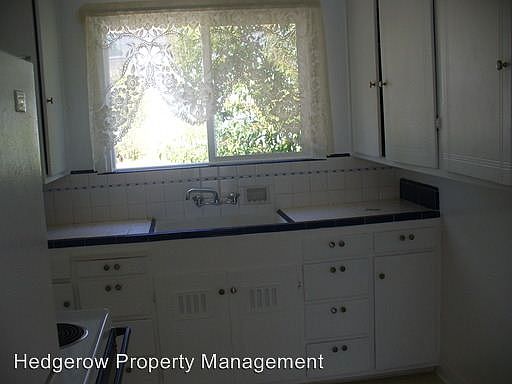 4th image of 1066 Terrace Dr