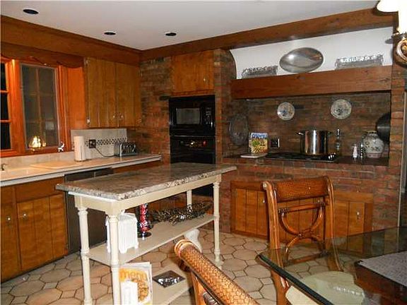 4th image of 10051 Pineledge Dr W