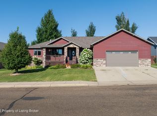861 Mustang Ave, Dickinson, ND 58601