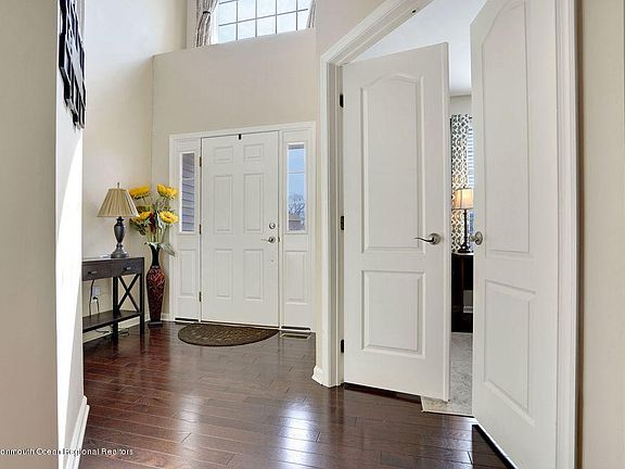 5th image of 23 Karen Ct