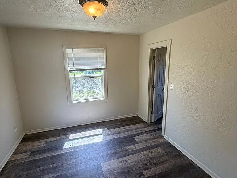 560 1/2 W Ash St — Photo 5