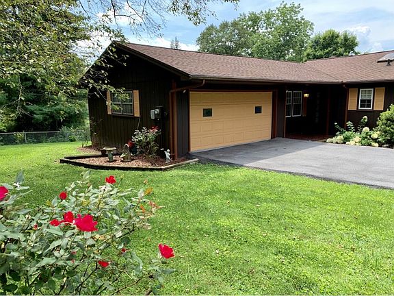 3rd image of 138 Hawthorn Ln