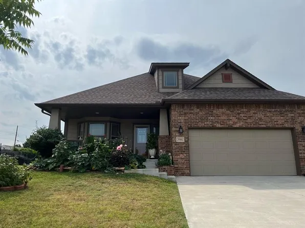 735 Glenhaven Villas Ct, Midwest City, OK 73110