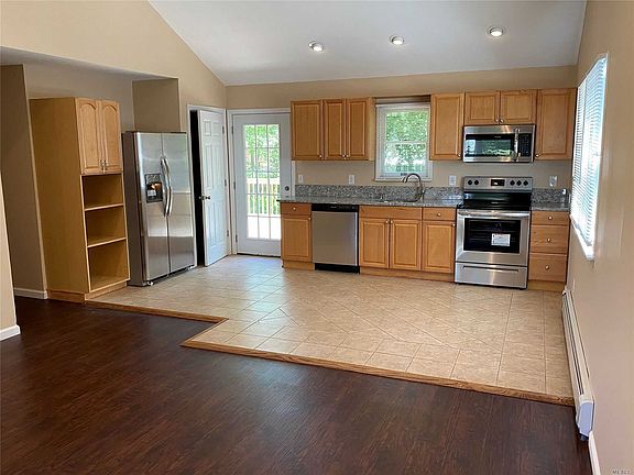4th image of 566 Birch Hollow Dr