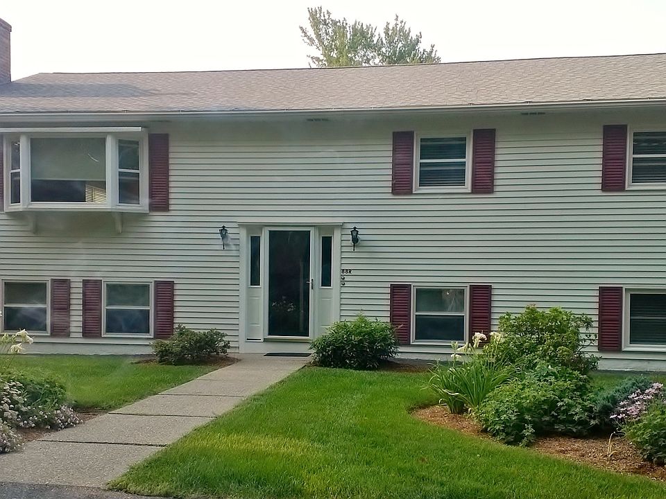 Beautifully maintained house on private drive.