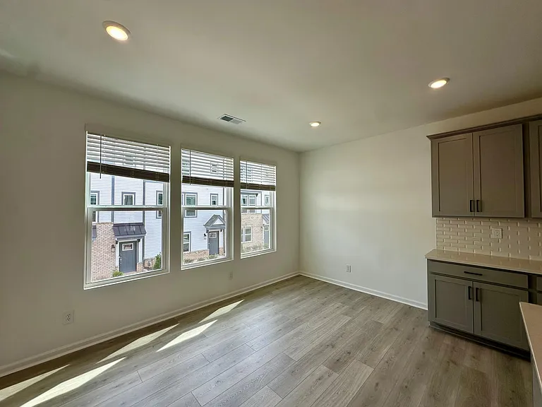 1556 Blanche St — Photo 20