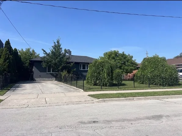 384 Ashbury Rd, Oakville, ON L6K 2M7