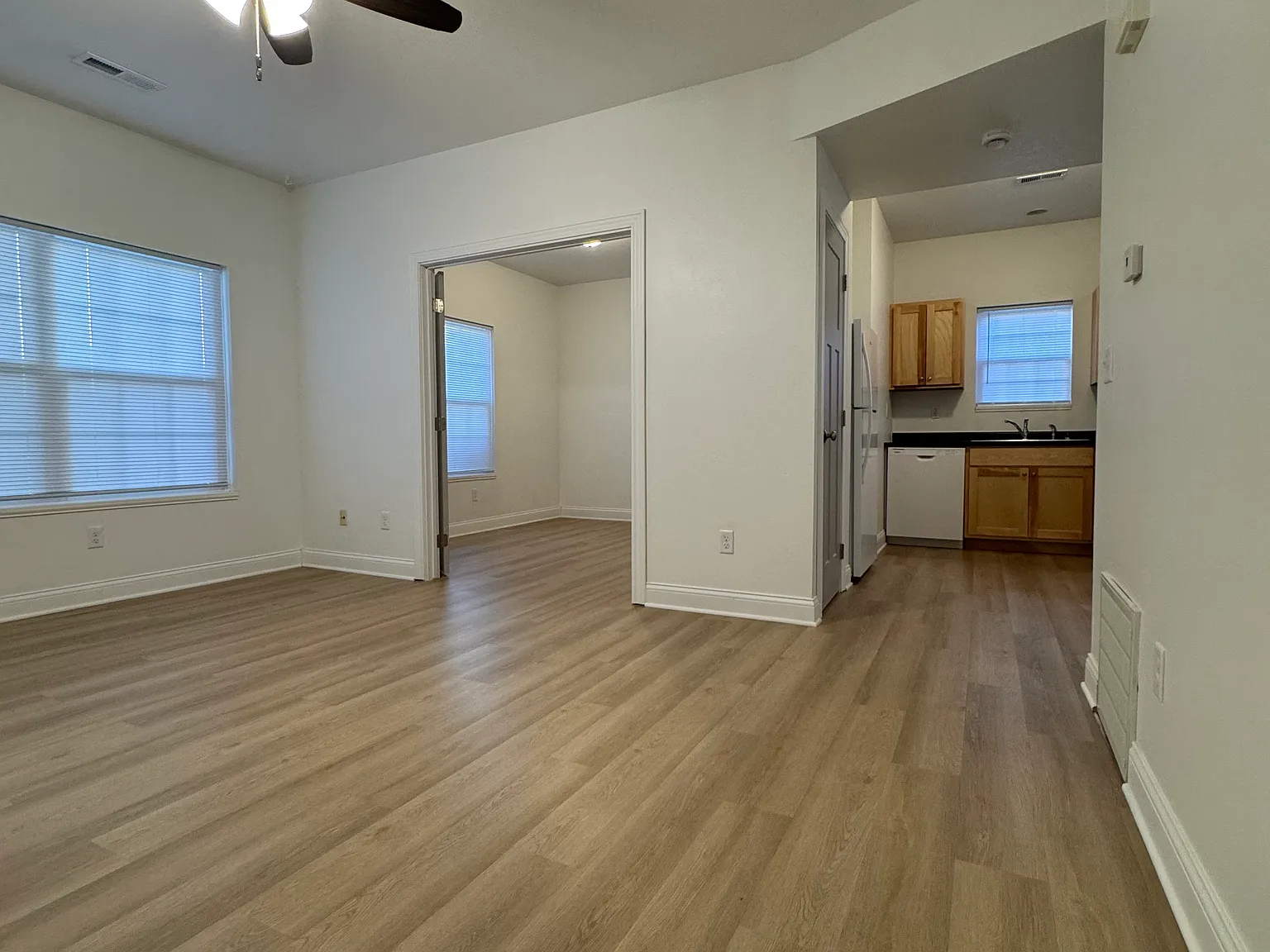 3 bed, 913 sqft, $1,050 — Photo 2