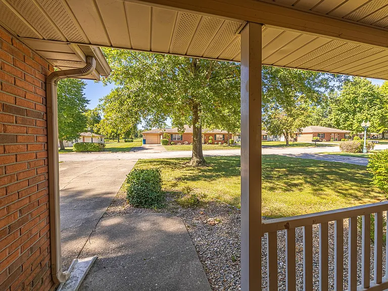 10760 Oak Blvd — Photo 32