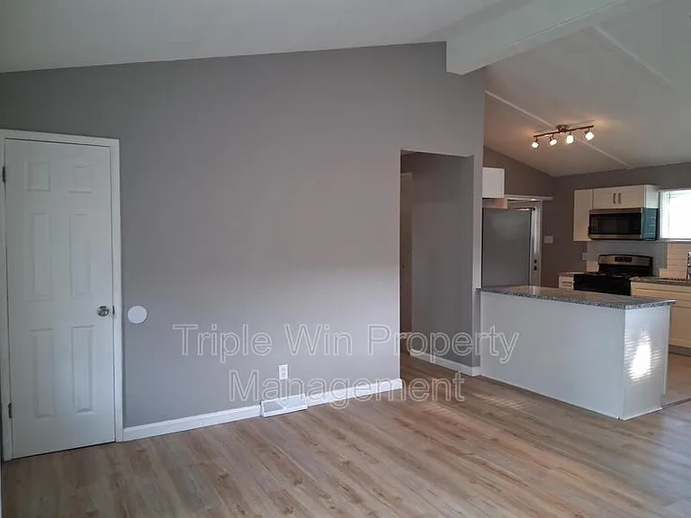 524 Acorn Dr — Photo 8