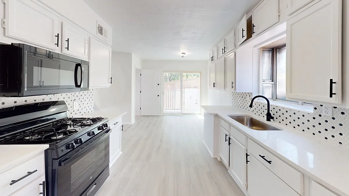 4 bed, 3.0 bath, 1904 sqft, $2,250 — Photo 2