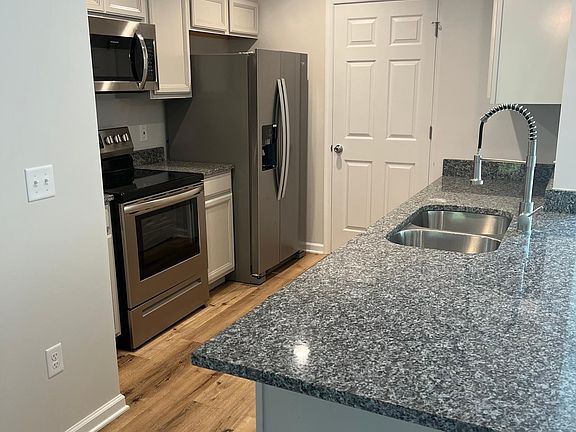 5th image of 3007 Locust Hill Dr