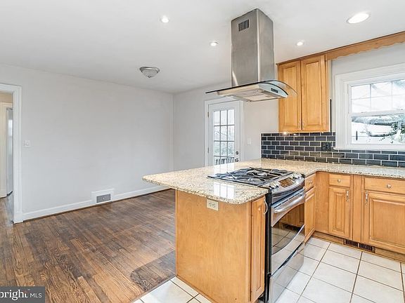5th image of 3 Fairfax Cir
