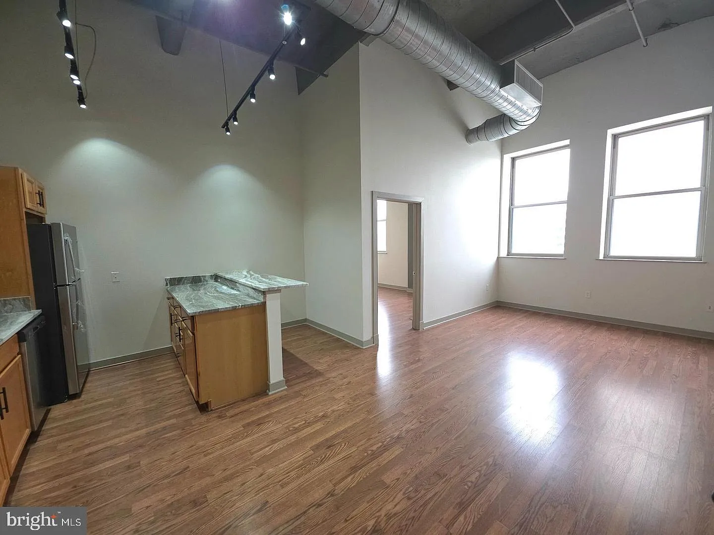 1 bed, 1.0 bath, 734 sqft, $1,800 — Photo 3