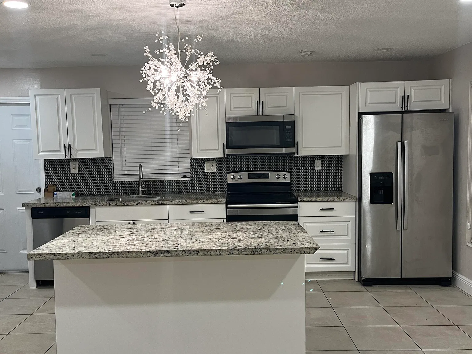 3 bed, 2.0 bath, 999 sqft, $3,000 — Photo 4